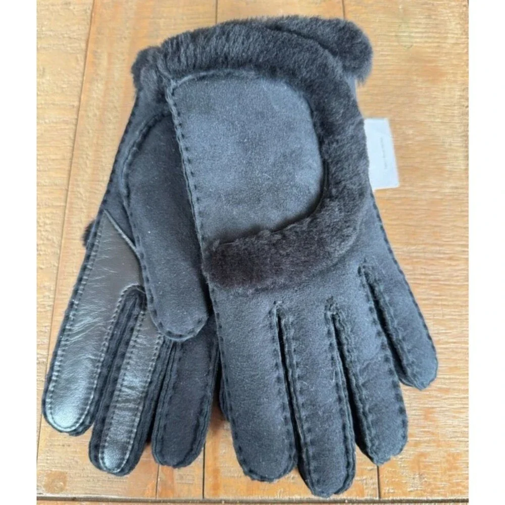 NWT Ugg Exposed Seam Sheepskin Lined Black Leather Glove Size M Winter Fleece